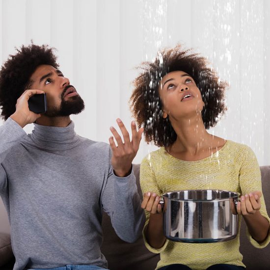 Comment réagir lorsqu'on découvre une fuite d'eau dans sa maison ?